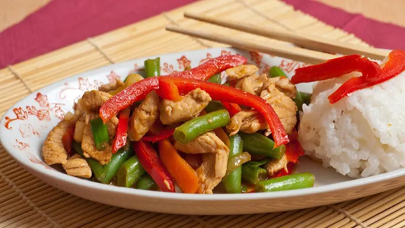 Sepiring tumis ayam paprika dengan potongan ayam lembut dan paprika segar berwarna-warni, menciptakan hidangan yang sehat dan menggugah selera