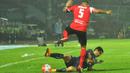Pemain Arema Cronus, Srdan Lopicic (bawah), melanggar pemain Persiba Balikpapan, Antonio Teles, dalam laga Torabika Soccer Championship 2016 di Stadion Kanjuruhan, Malang, Minggu (1/5/2016). (Bola.com/Iwan Setiawan)