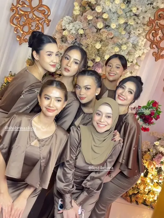 Sabrina Luna dan Febby Rastanty tampil menjadi bridesmaid dengan mengenakan dress warna coklat yang dihiasi dengan beads. [@philophotoboothid]