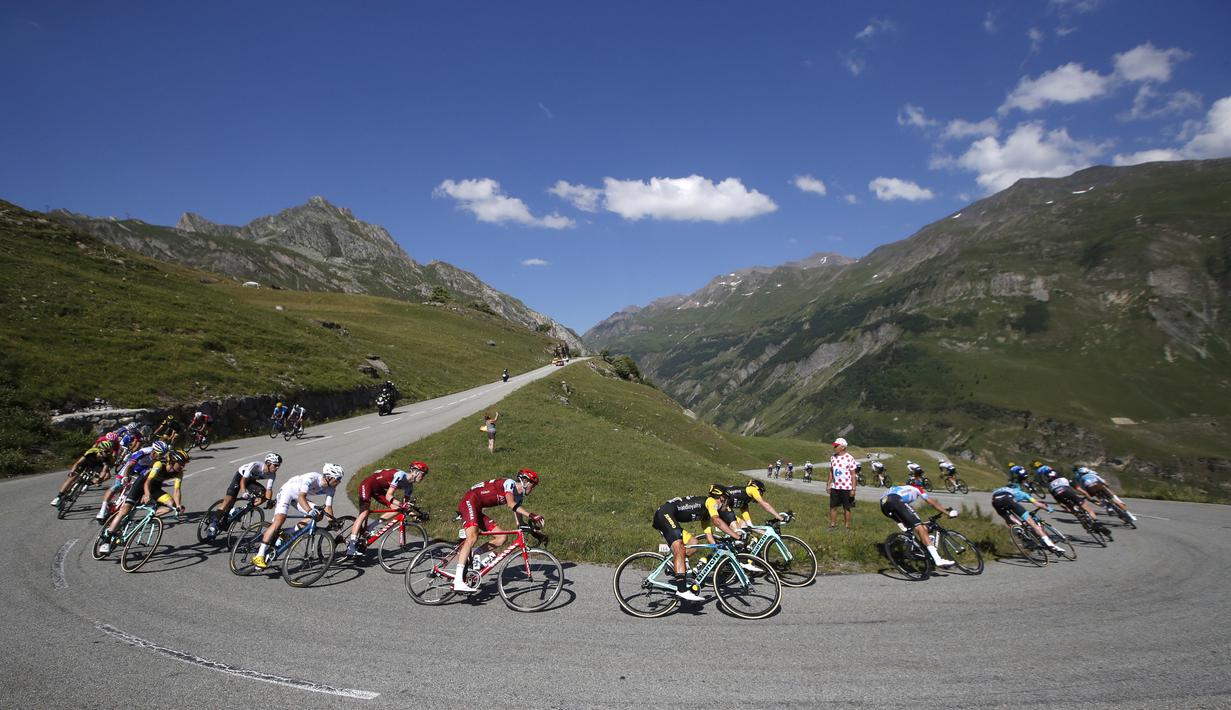 Adu cepat para pebalap saat menuruni bukit pada etape ke-11 Tour de France dari Albertville dan finish di La Rosiere Espace San BernardoPrancis (18/7/2018). Etape ini menempuh jarak 108.5 kilometers. (AP/Christophe Ena )