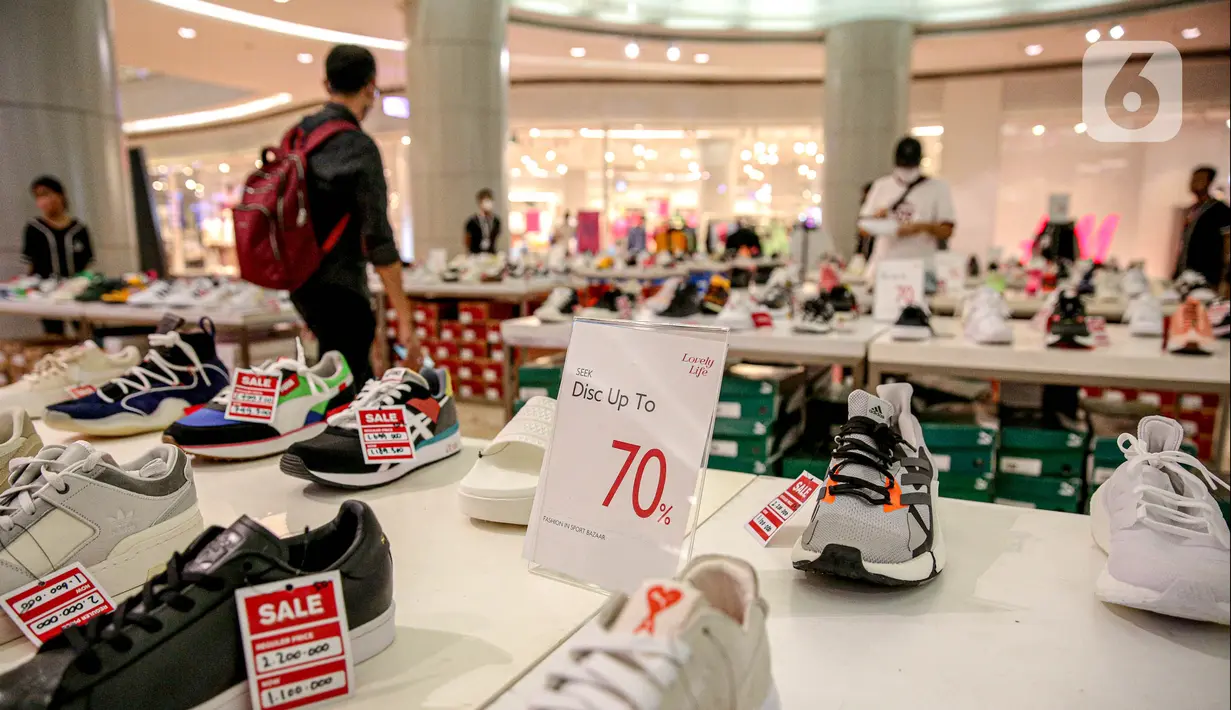 Tak hanya gerai pakian, gerai sepatu yang ada di pusat perbelanjaan itu juga ramai dikunjungi pembeli. (Liputan6.com/Faizal Fanani)