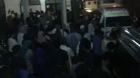Tangis Haru Saat 2 Jenazah Anak Perwira TNI Tiba di Rumah Duka