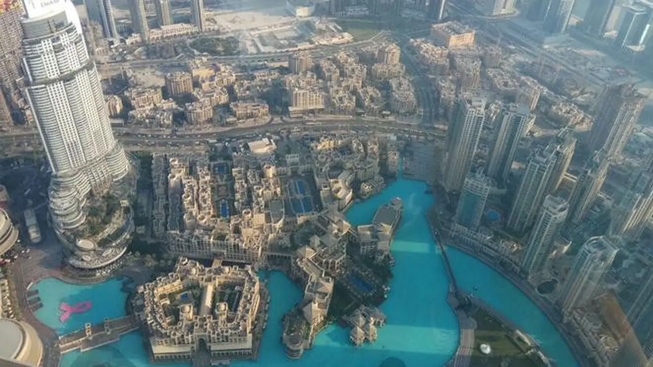 Pemandangan kota Dubai dari lantai 124 Burj Khalifa (Foto: Nurmayanti/Liputan6.com)