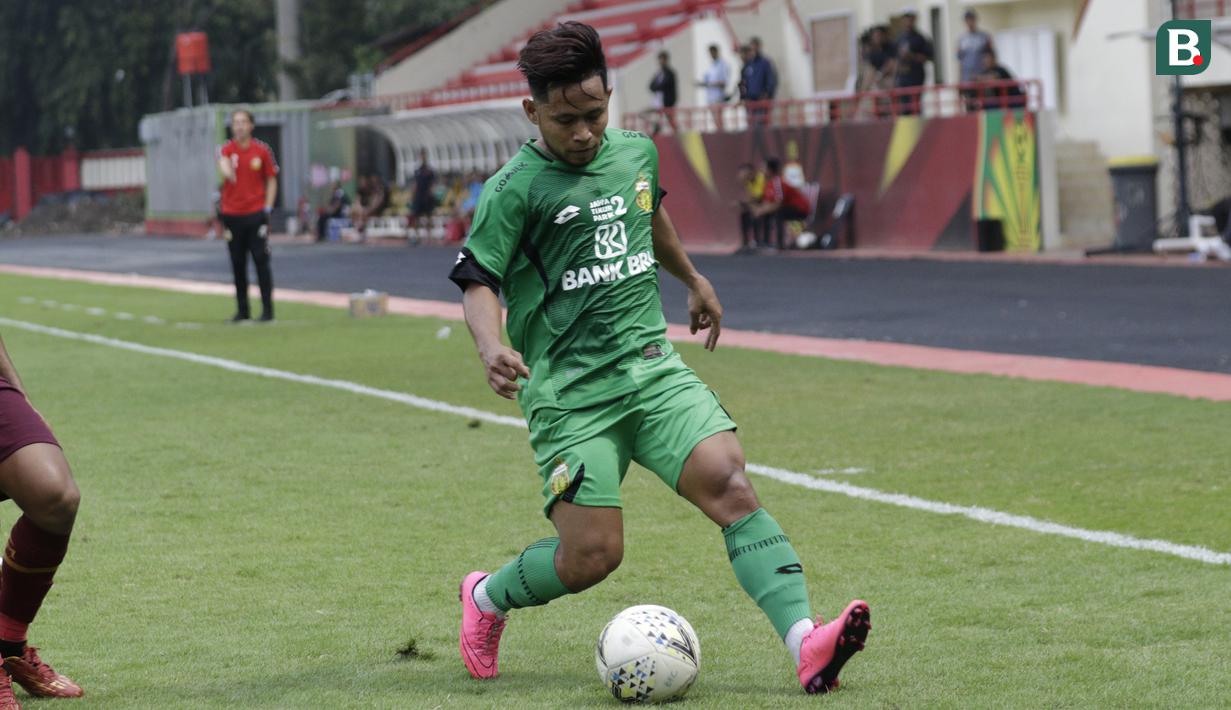Gelandang Bhayangkara FC, Andik Vermansah, menggiring bola saat melawan PSM Makassar pada laga uji coba di Stadion PTIK, Jakarta, Rabu, (5/2/2020). Bhayangkara FC takluk 0-1 dari PSM Makassar. (Bola.com/M Iqbal Ichsan)