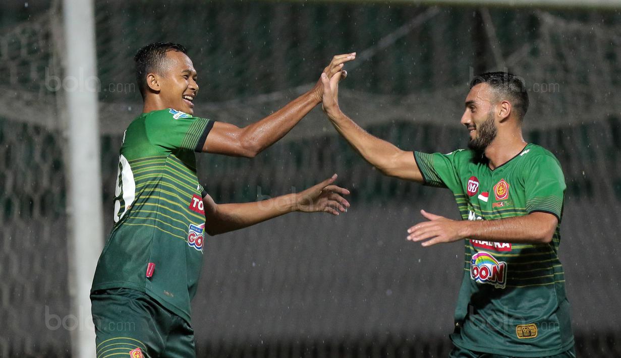 Pemain PS TNI, Sansan Husaeni dan rekannya Redouane Zerzouri (kanan) merayakan gol ke gawang Perseru Serui pada lanjutan Liga 1 2017 di Stadion Pakansari, Bogor (07/10/2017). PS TNI menang 2-1. (Bola.com/Nicklas Hanoatubun)