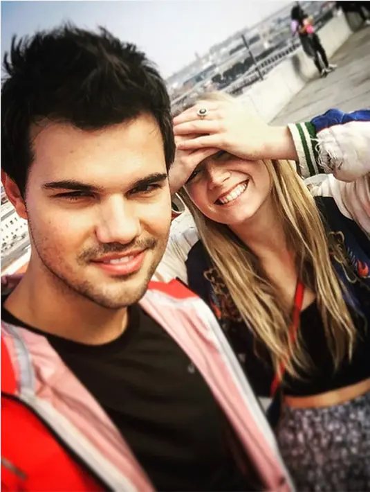 Saat itu Billie mengenakan bikini berwarna ungu dan Taylor dengan kaos Hawaii berwarna cokelat dan topi hitamnya. Keduanya pun bergabung dengan teman-teman Billie. (doc.hollywoodlife.com)