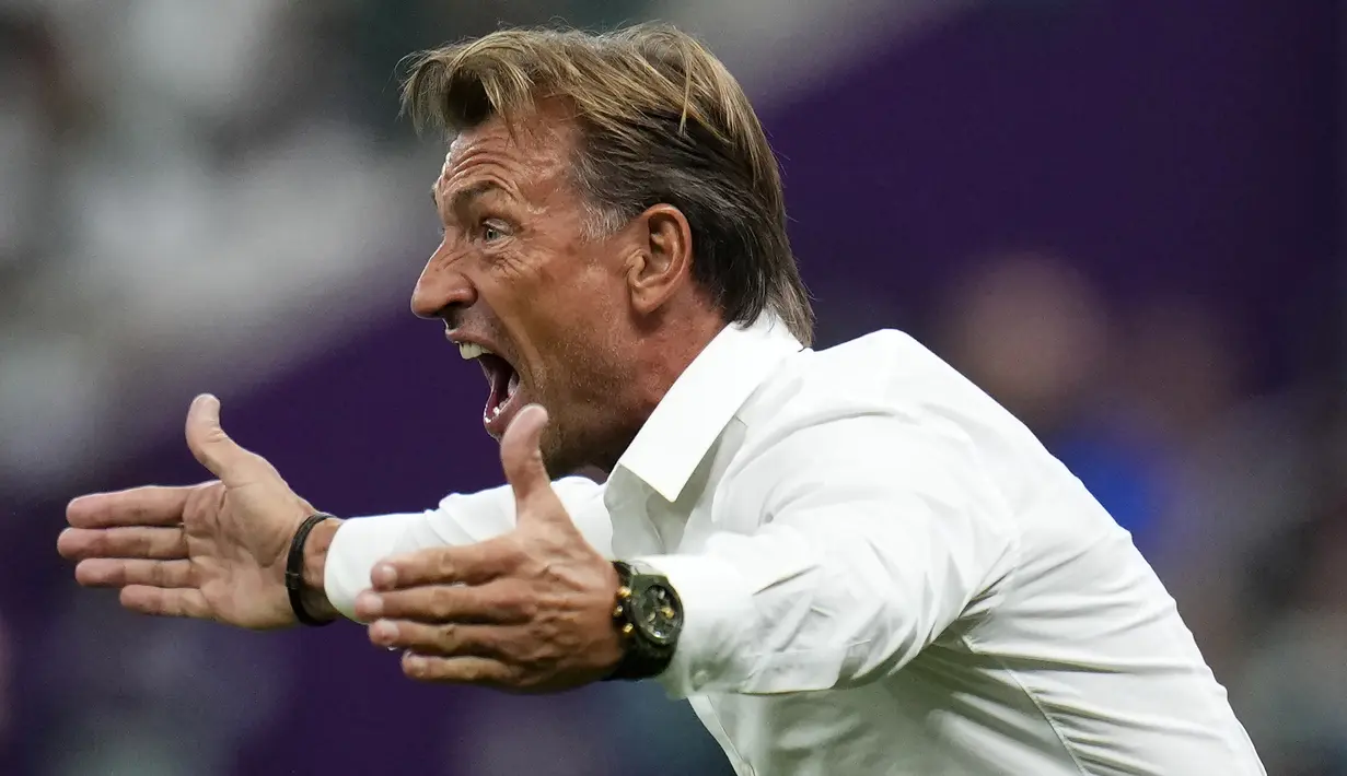Pelatih asal Prancis berusia 54 tahun ini tak segan berteriak lantang mengingatkan para pemainnya jika instruksinya tak dijalankan sesuai rencana di atas lapangan. (AP/Manu Fernandez)