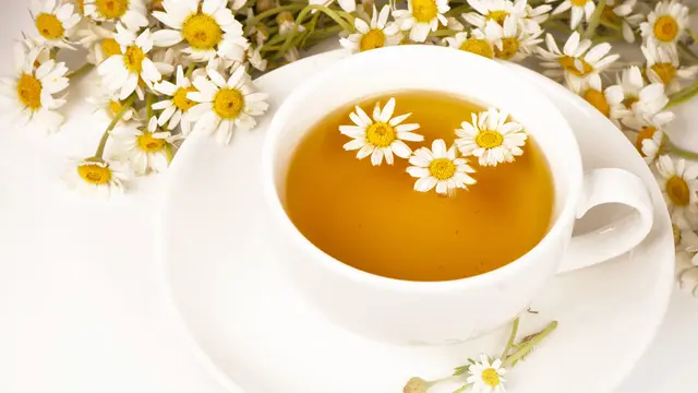 5 Teh Herbal Ampuh untuk Meredakan Jerawat Secara Alami