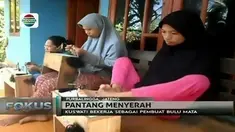 Secara fisik, Kuswati memang tak memiliki kedua tangan. Tapi ia dapat hidup mandiri, bahkan membantu ekonomi keluarganya.