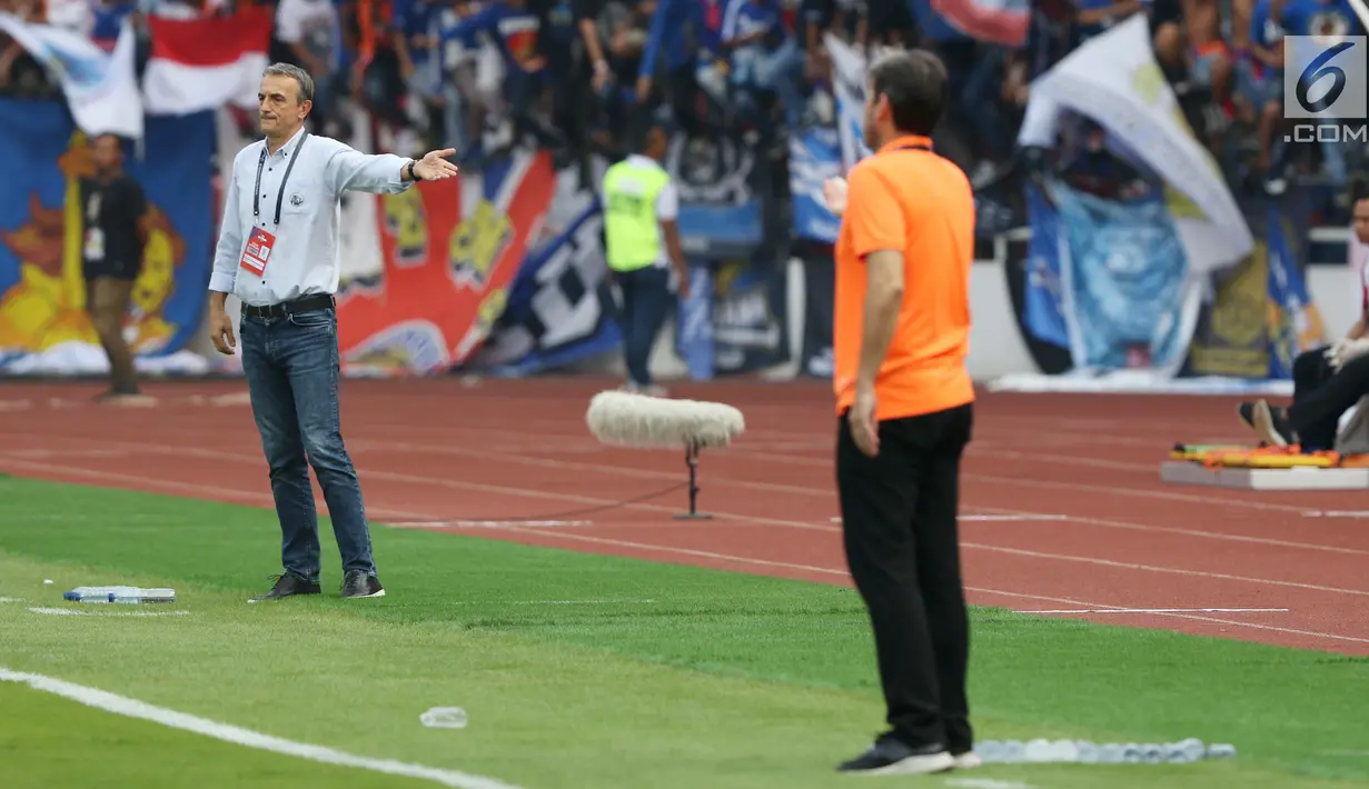 Pelatih Arema FC, Milomir Seslija saat melawan Persija pada lanjutan Shopee Liga 1 Indonesia 2019 di Stadion Gelora Bung Karno, Jakarta, Sabtu (3/8/2019). Laga berakhir imbang 2-2. (Liputan6.com/Helmi Fithriansyah)