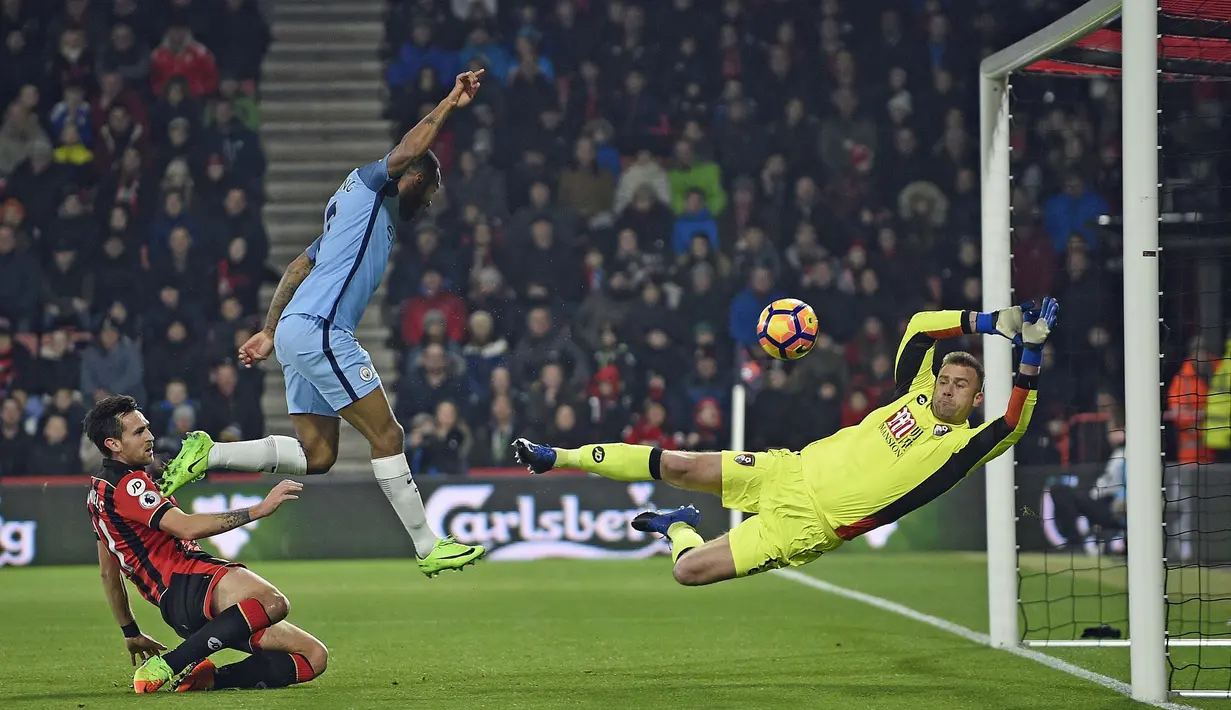 Satu gol pemain Manchester City, Raheem Sterling (tengah) membuat timnya menang atas AFC Bournemouth 2-0 pada lanjutan Premier League di Vitalitiy stadium, Bournemouth, (13/2/2017).  (EPA/Gerry Penny)