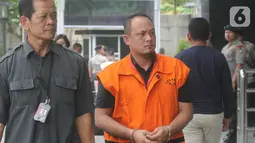 Kasubbag Protokol Pemerintah Kota Medan nonaktif, Syamsul Fitri Siregar dikawal petugas akan menjalani pemeriksaan oleh penyidik di Gedung KPK, Jakarta,  Rabu (6/11/2019). Syamsul diperiksa sebagai saksi untuk tersangka Wali Kota Medan Dzulmi Eldin. (merdeka.com/Dwi Narwoko)