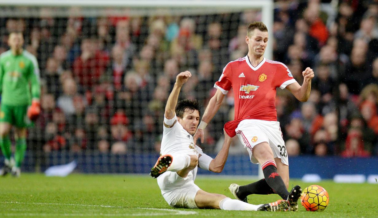 Morgan Schneiderlin - Tampil memukau bersama Sothampton membuat pemain asal Prancis ini diboyong Manchester United dengan harga mencapai 31,5 juta Pounds. Namun sayang ketika berada di Old Traffor sang pemain tak mampu tampil sesuai harapan dan akhirnya dijual ke Everton. (AFP/Oli Scarff)