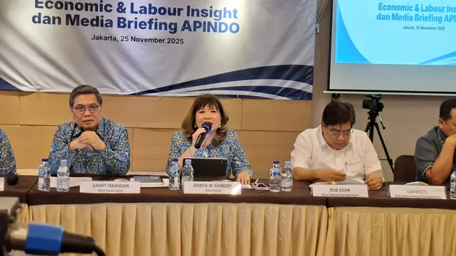 Ketua Umum Asosiasi Pengusaha Indonesia (Apindo), Shinta Widjaja Kamdani saat konferensi pers, di Kantor Apindo, Jakarta, Selasa (25/11/2025). (Foto: Liputan6.com/Arief RH)