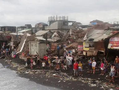 Suasana desa Pigcale pasca terkena Topan Melor, di kota Legazpi, provinsi Albay, Filipina (15/12). Kedatangan Topan Melor membuat 800.000 orang dievakuasi dari Filipina tengah. (REUTERS/Rhaydz Barcia)