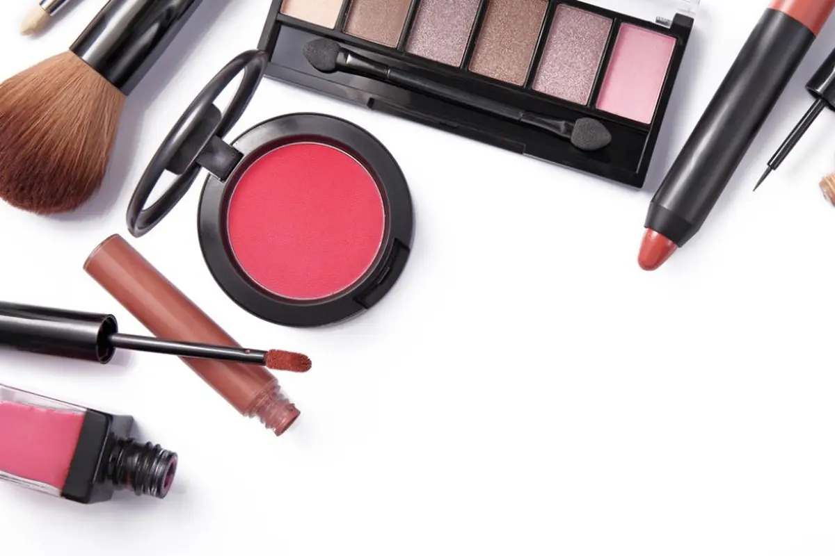 9 Alat Makeup Wanita yang Wajib Dibawa