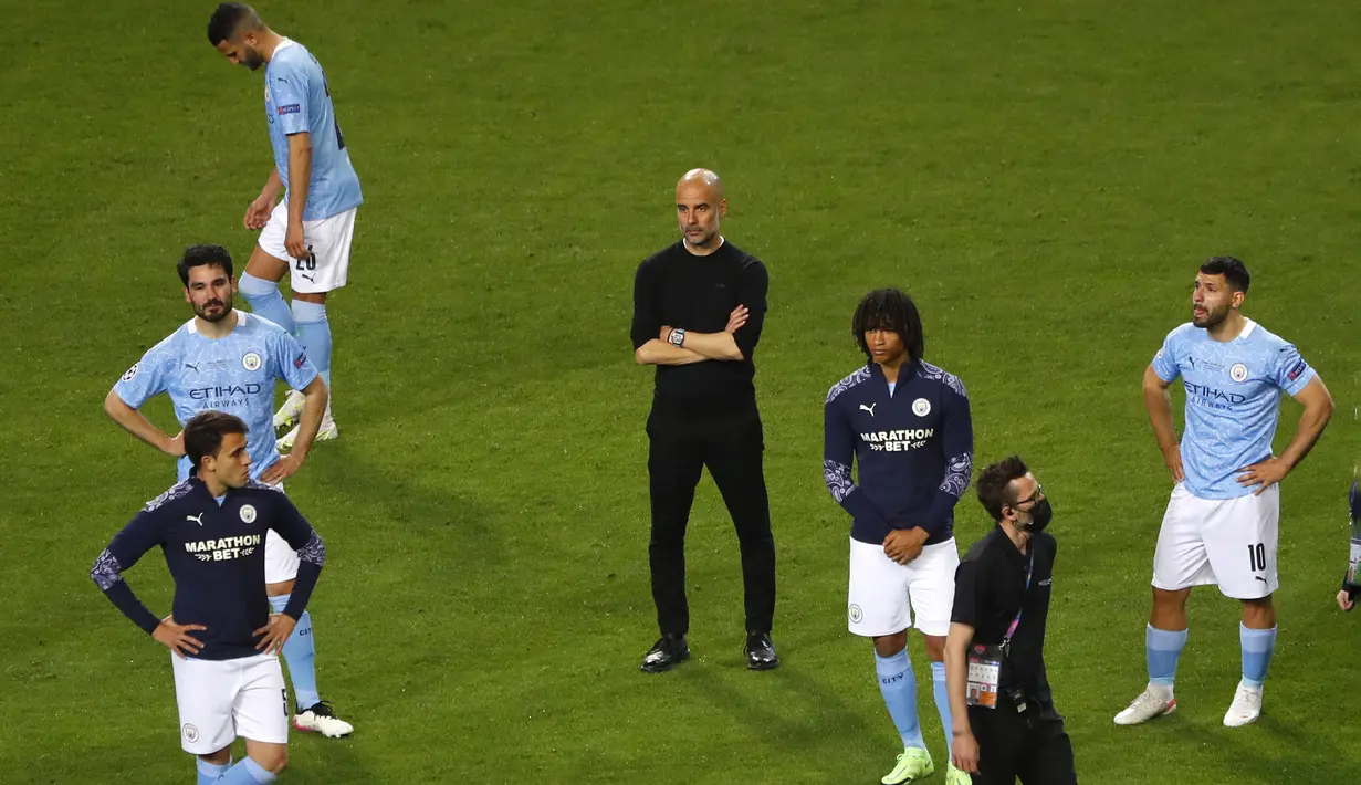 Para pemain Chelsea manyaksikan para pemain Chelsea merayakan kemenangan trofi Liga Champions di Stadion Dragao di Porto, Portugal, Minggu (30/5/2021). Man City kalah atas Chelsea dengan skor 1-0. (Susana Vera/Pool via AP)