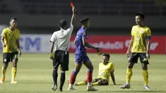 Bek Arema FC, Johan Ahmat Farizi (tengah) mendapat kartu merah dari wasit Mochammad Adung saat menghadapi Barito Putera dalam laga matchday ke-2 Grup A Piala Menpora 2021 di Stadion Manahan, Solo, Kamis (25/3/2021). Arema FC kalah 1-2 dari Barito Putera. (Bola.com/Arief Bagus)