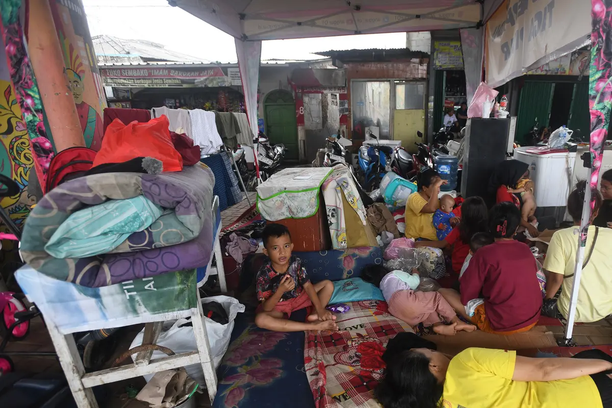 Evakuasi Warga Terdampak Banjir Luapan Kali Ciliwung Jakarta