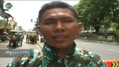 Kuda andong mengamuk dan jatuh akibat tersangkut tali kekang.