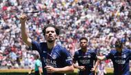 Pemain PSG, Vitinha, melakukan selebrasi setelah mencetak gol ke gawang Atletico Madrid dalam laga pembuka Grup B Piala Dunia Antarklub 2025 di Stadion Rose Bowl, Pasadena, Senin (16/6/2025) dini hari WIB. (AP Photo/Jae Hong)