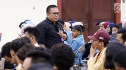 Redpel Liputan6.com Gabriel Abdi Susanto menjadi pembicara dalam Emtek Goes To Campus di kampus UGM, Yogyakarta, Selasa (16/10). EGTC 2018 juga menghadirkan kompetisi news presenter, inspiring sharing dan entertainment talk. (Liputan6.com/Herman Zakharia)