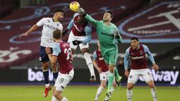 Kiper West Ham United, Lukasz Fabianski, menepis bola saat menghadapi Aston Villa pada laga lanjutan Liga Inggris di Stadium of London, Selasa (1/12/2020) dini hari WIB. West Ham menang 2-1 atas Aston Villa. (AFP/Frank Augstein/pool)