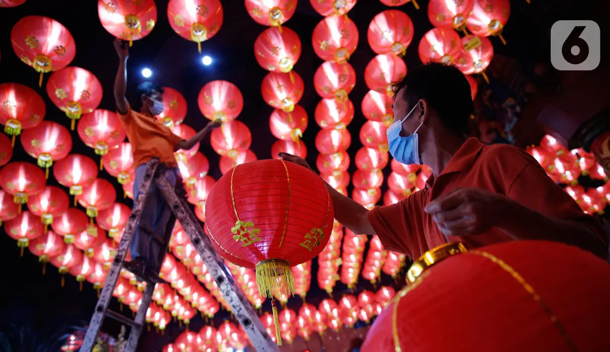 Pekerja memasang lampion pemberian umat di Klenteng Boen San Bio, Tangerang, Kamis (28/1/2021). Sebanyak 800  lampion dipasang untuk mempercantik Klenteng jelang perayaan Tahun Baru Imlek. (Liputan6.com/Angga Yuniar)