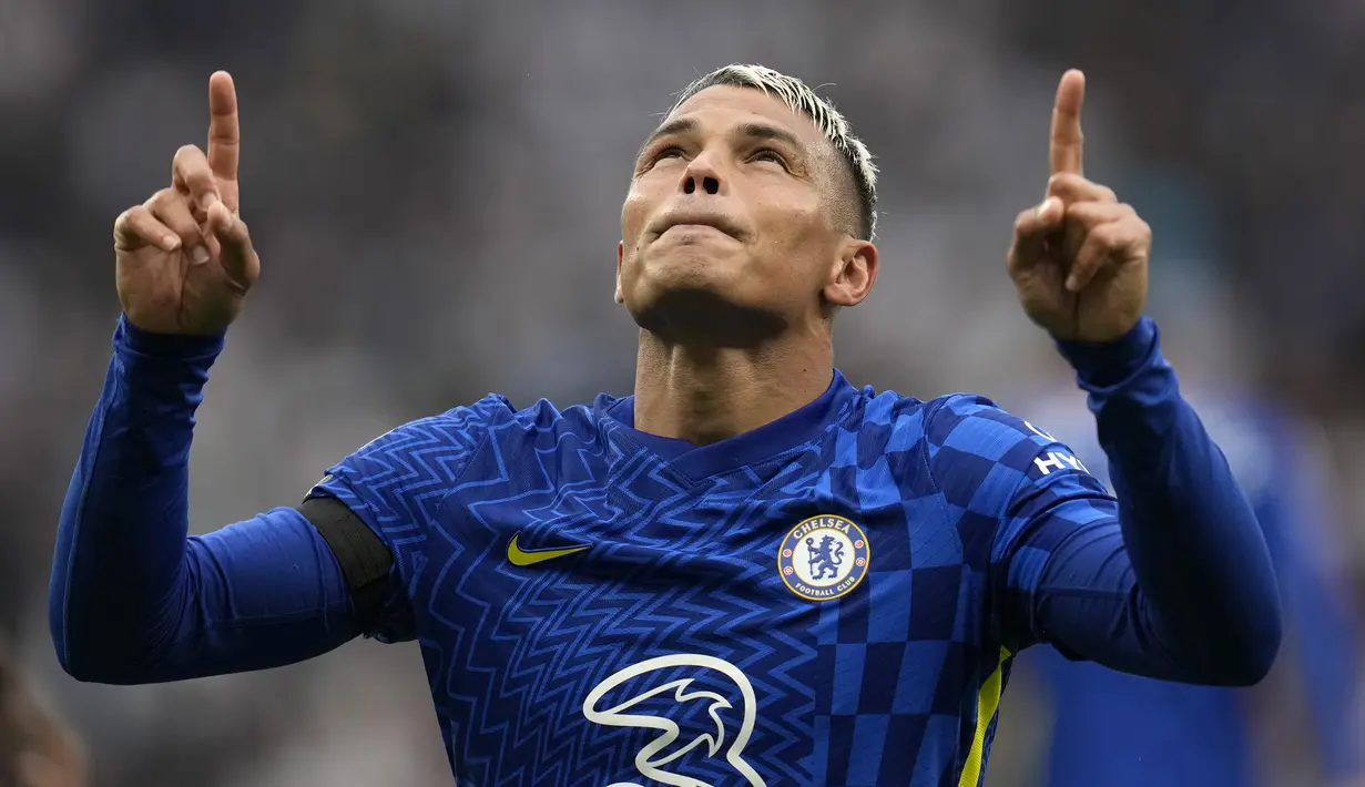 Thiago Silva. Gol pembuka yang dicetak bek asal Brasil ini nyatanya menjadi motivator Chelsea yang akhirnya menang 3-0 atas tuan rumah Tottenham Hotspur. Kedisiplinannya di lini pertahanan The Blues juga sukses mematikan para penyerang Tottenham untuk mencetak gol. (AP/Matt Dunham)