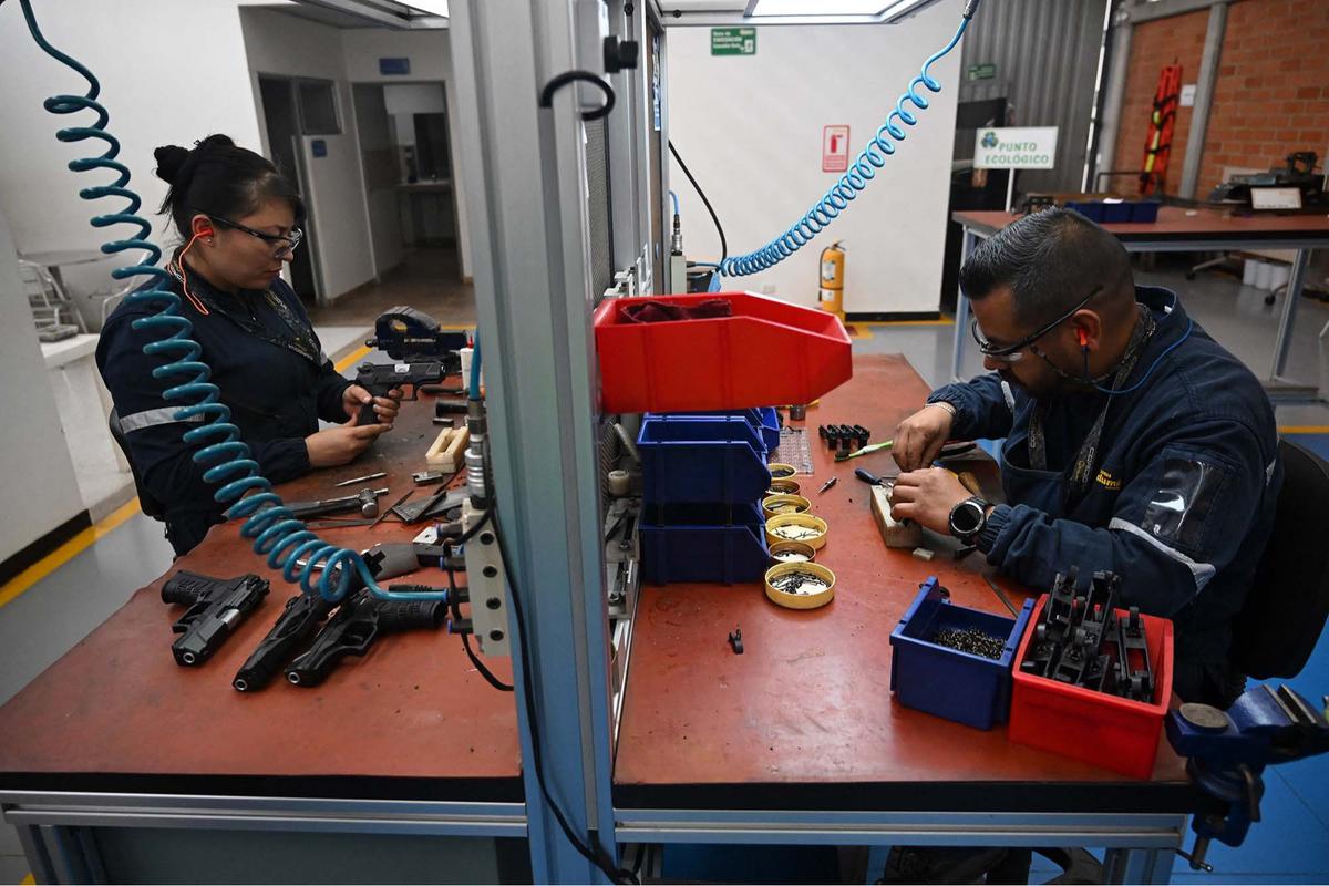 FOTO: Melihat Langsung Produksi Perdana Senapan Tempur Kolombia