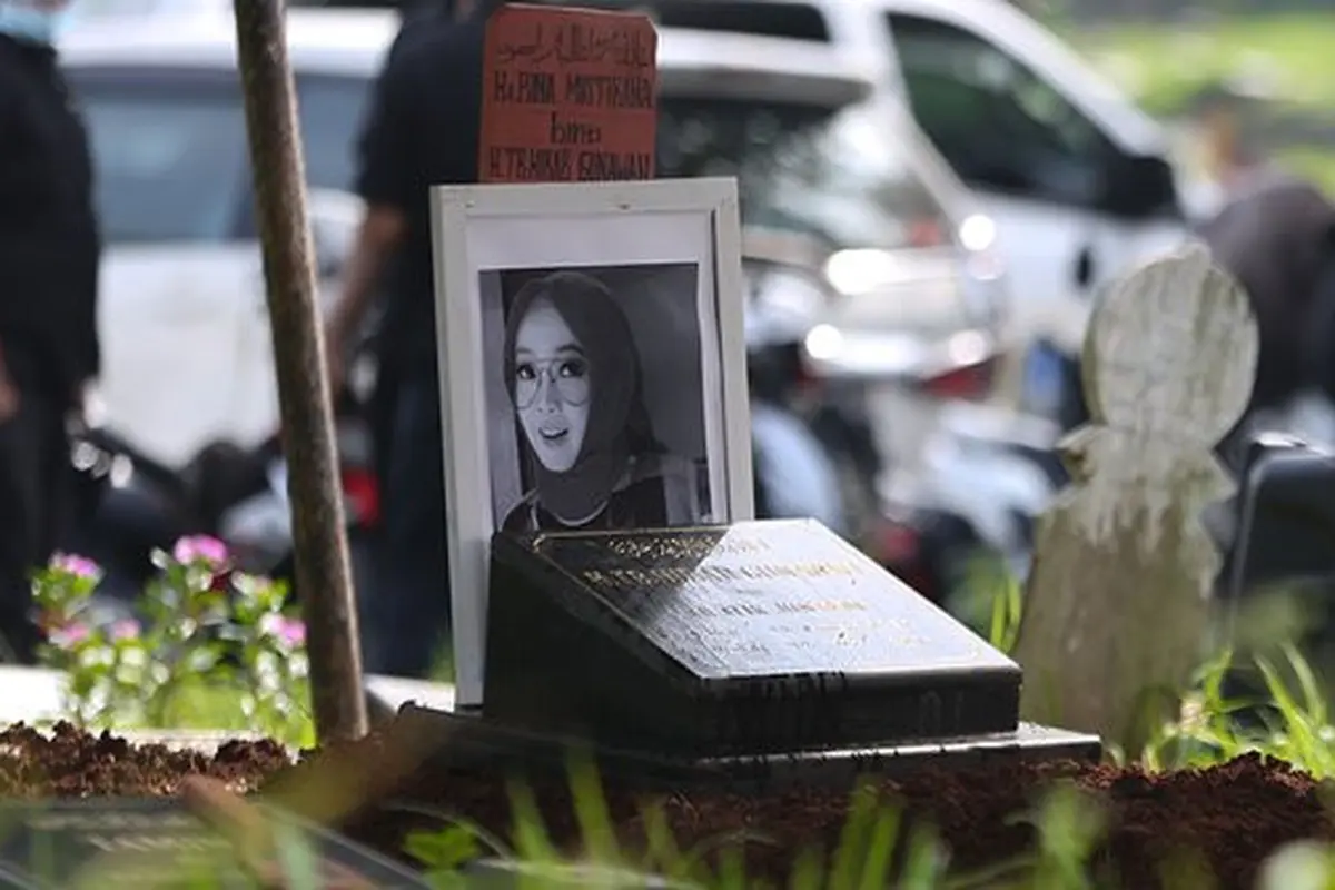 Potret Suasana Pemakaman Rina Gunawan, Diwarnai Tangis Pilu dari Keluarga dan Sahabat