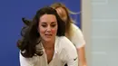 Ekpresi Duchess of Cambridge, Kate Middleton ketika ambil bagian dalam latihan tenis di Sekolah Tinggi Craigmount, Inggris, Rabu (24/2). Dalam latihan ini, Kate dibimbing oleh ibu dari petenis dunia Andy Murray, Judy. (REUTERS/Andrew Milligan/pool)