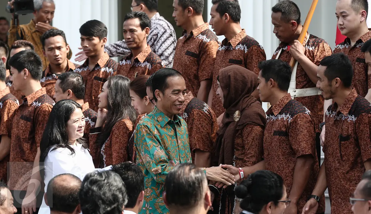 Presiden Jokowi memberikan ucapan selamat kepada Kontingen Olimpiade Brasil 2016  usai pelepasan di halaman Istana Merdeka, Jakarta, Rabu (22/6). Sebanyak 26 atlet akan bertarung pada Olimpiade 2016 di Rio de Janeiro, Brasil. (Liputan6.com/Faizal Fanani)