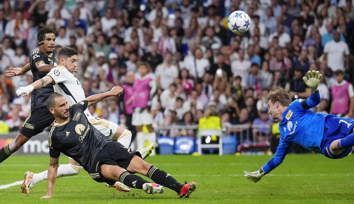 Bek Union Berlin, Leonardo Bonucci, berusaha menghalau bola saat melawan Real Madrid dalam matchday 1 Grup C Liga Champions 2023/2024, di Stadion Santiago Bernabeu, Madrid, Rabu (20/9/2023). Los Blancos harus ekstra kerja keras untuk memenangkan laga karena solidnya pertahanan Union Berlin. (AP Photo/Manu Fernandez)