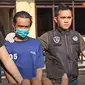 Tersangka AJ (45), orangtua siswa yang menganiaya seorang guru SMA di Rejang Lebong, Bengkulu akhirnya menyerahkan diri ke polisi (foto: YouTube Liputan6).