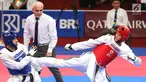 Taekwondo Indonesia, Ibrahim Zarman bertarung melawan taekwondo Pakistan, Haroon Khan di kelas putra under 63 kg di lapangan Taekwondo JCC, Senayan, Rabu (22/8). Ibrahim Zarman unggul dengan skor 25 -21 pada babak penyisihan. (Liputan6.com/Fery Pradolo)