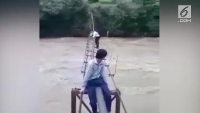Seorang pria berhasil merekam aktivitas keseharian para siswa yang melewati sungai dengan merangkak, dengan adanya video ini mengharapkan pemerintah untuk membangun jembatan melintasi Sungai Ghaggar, yang menghubungkan desa ke dunia luar.