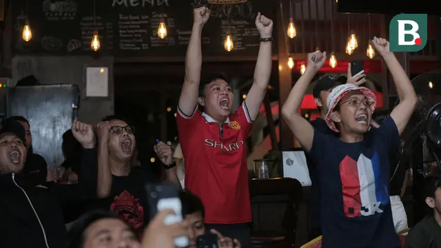 Foto: Wajah Semringah Anggota Komunitas United Indonesia setelah MU Unggul Dua Gol atas Everton dalam Roaring Night Liga Inggris 2023/2024