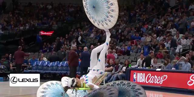 VIDEO: Pertunjukan Halftime Terbaik di NBA Musim Ini, dari Atraksi Berbahaya Hingga Aksi Lucu Anjing di Lapangan Basket