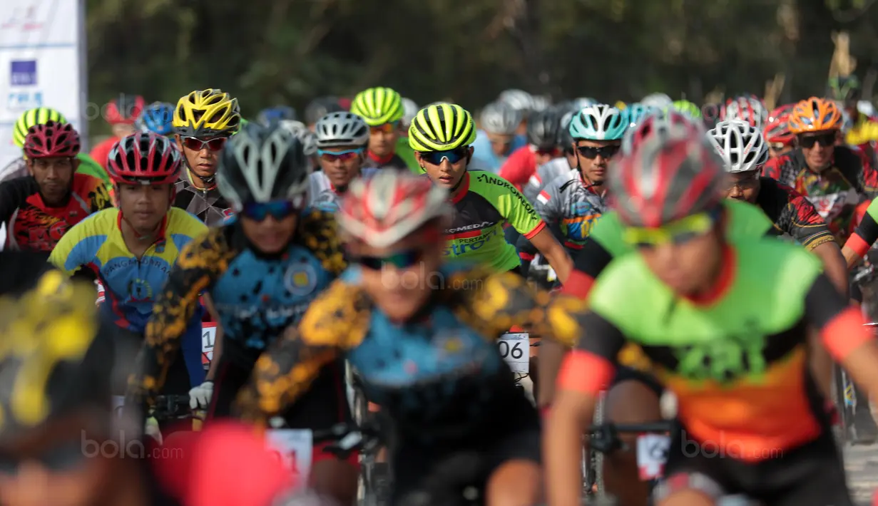 Para pebalap melakukan start Mountain Bike Cross Country Marathon pada Festival Pesona Tanjung Lesung 2017 di Tanjung Lesung, Banten (23/9/2017). MTB XCM tersebut menempuh jarak 48 km. (Bola.com/Nicklas Hanoatubun)