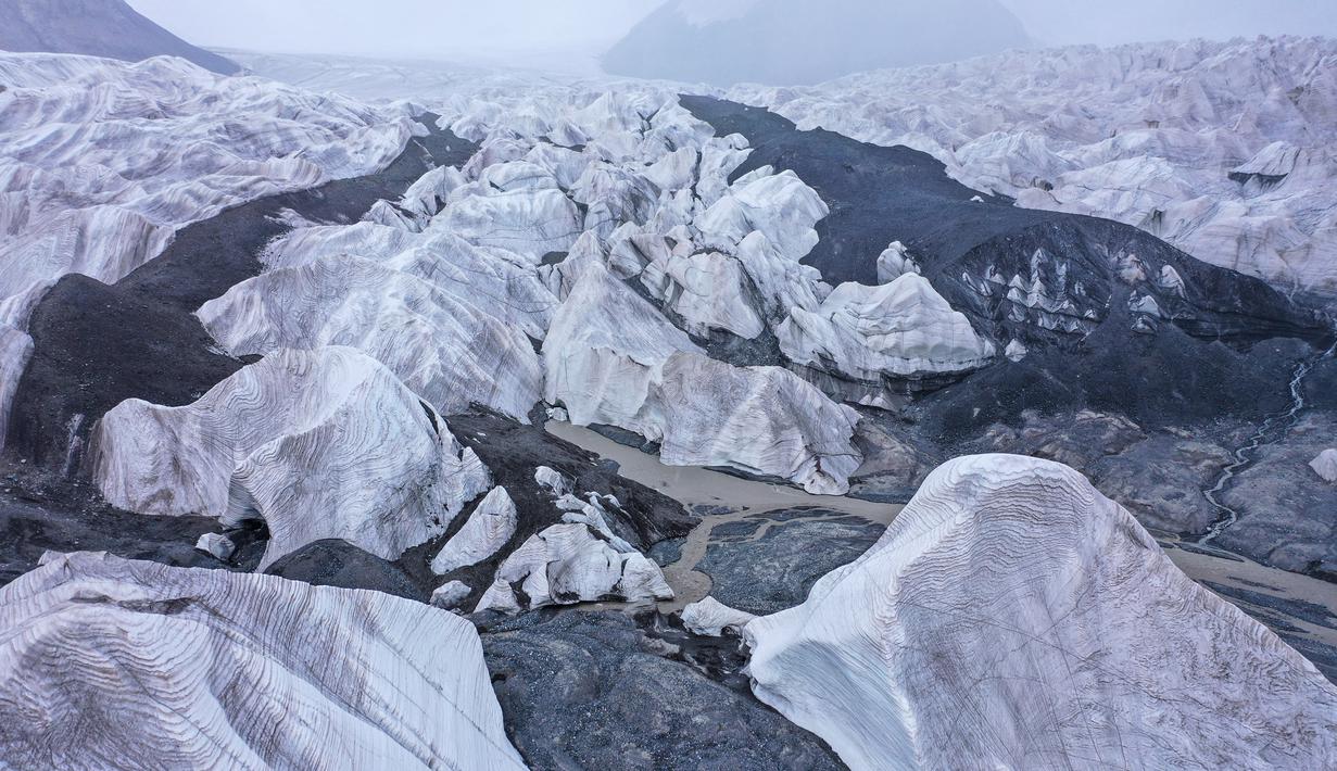Foto dari udara yang diabadikan pada 15 Agustus 2020 ini menunjukkan gletser yang terletak di area hulu Sungai Yangtze, Prefektur Otonom Etnis Tibet Yushu, Provinsi Qinghai, China barat laut. (Xinhua/Wu Gang)