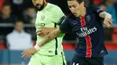 Gelandang PSG, Angel Di Maria (kanan) berusaha melewati bek Manchester City, Gael Clichy pada leg pertama perempatfinal liga champions di Stadion Parc des Princes, Kamis (7/4). PSG bermain imbang dengan City 2-2. (Reuters/Benoit Tessier)