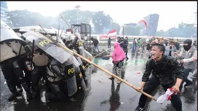 Viral Ibu Berkurudung Pink di Tengah Demo Ricuh Depan DPR