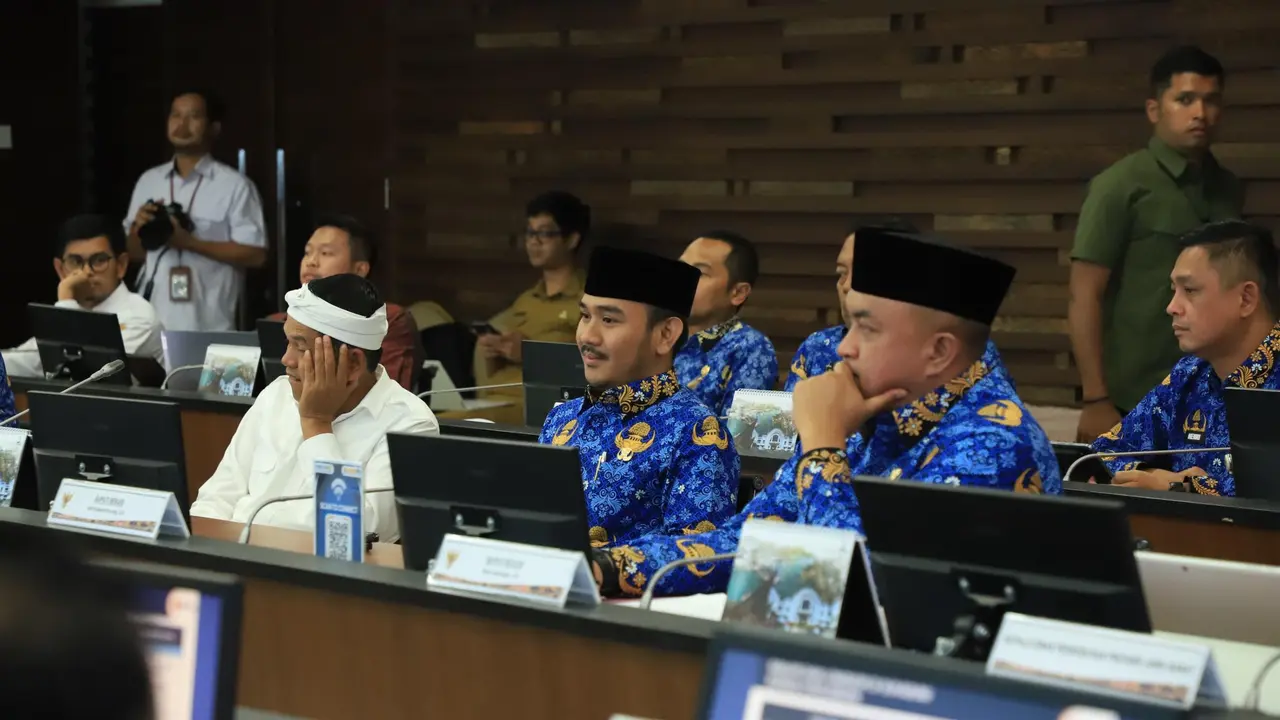 Bupati Bekasi, Ade Kuswara Kunang, menghadiri rapat bersama Gubernur Jawa Barat, Dedi Mulyadi, dan Kementerian Pekerjaan Umum dan Perumahan Rakyat (PUPR).