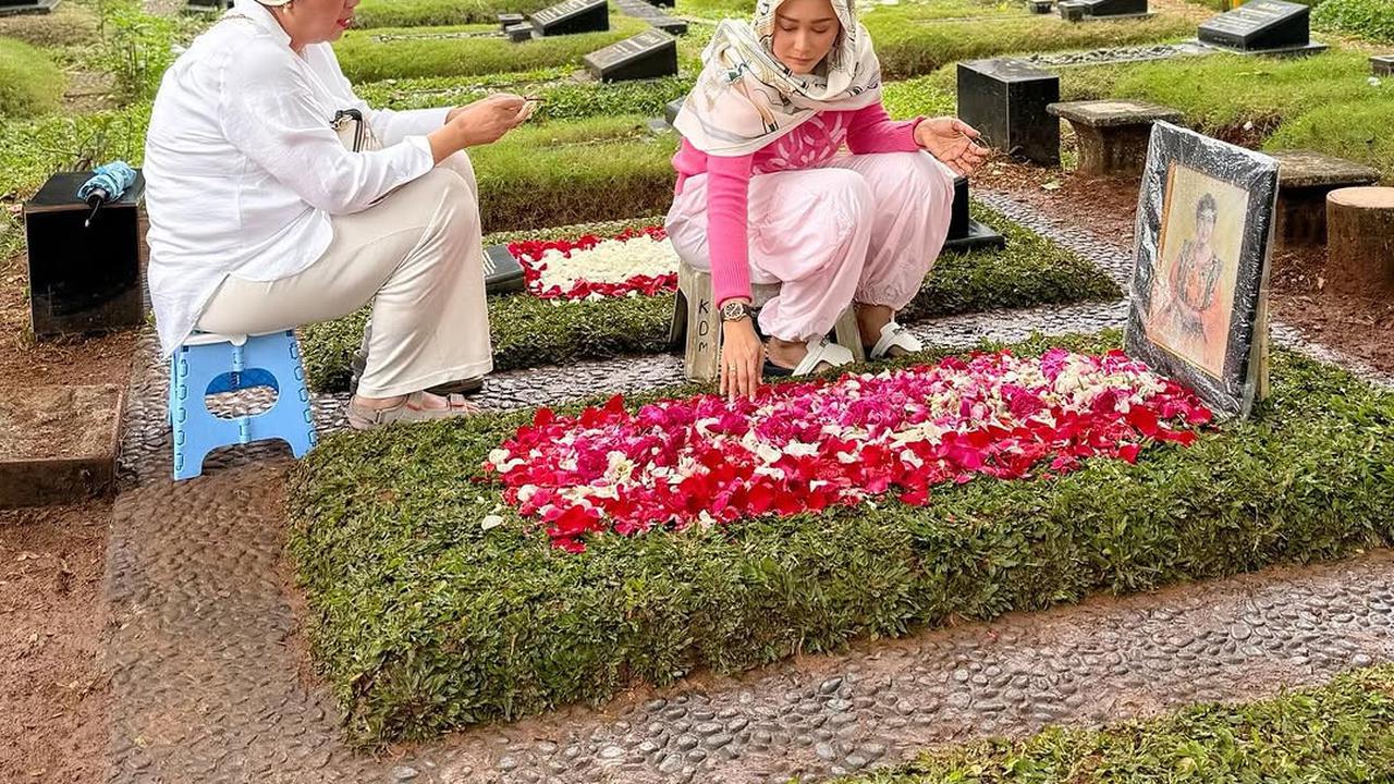 Inul Daratista Ziarah ke Makam Titiek Puspa di Hari ke-7 Meninggalnya Sang Legenda