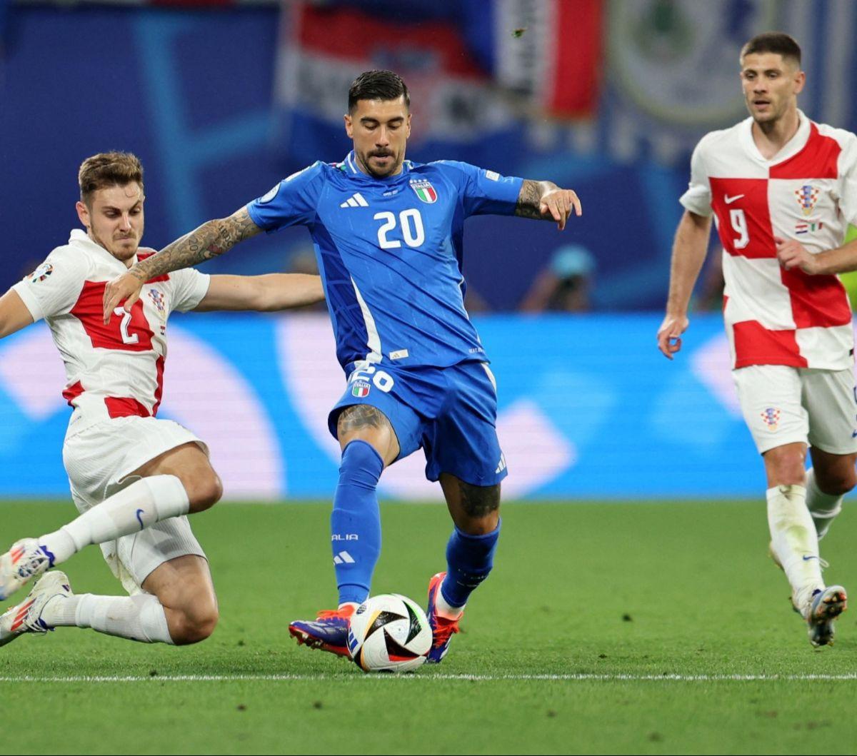 Duel Timnas Italia vs Timnas Kroasia pada laga terakhir Grup B Euro 2024 berlangsung penuh drama. Timnas Italia berhasil memastikan diri lolos ke babak 16 besar Euro 2024, setelah gol telat Mattia Zaccagni berhasil menyelamatkan Gli Azzurri dari kekalahan