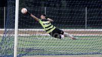 Kiper Persija Jakarta, Rizky Darmawan saat mengamankan gawangnya dari sepakan pemain PS TNI pada laga uji coba di GOR Ahmad Yani, Cilangkap, Minggu (9/4/2017). PS TNI bermain imbang lawan Persija. (Bola.com/Nicklas Hanoatubun)