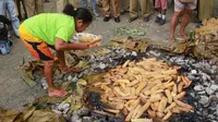 Barapen, tradisi paling kuno di Papua biasa digelar dengan memasak secara bakar batu. (dok. Biro Komunikasi Publik Kementerian Pariwisata/Dinny Mutiah)