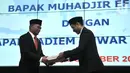 Nadiem Makarim (kanan) secara simbolis menerima plakat dari Muhadjir Effendy dalam acara lepas sambut Menteri Pendidikan dan Kebudayaan (Mendikbud) di Jakarta, Rabu (23/10/2019). Nadiem Makarim menggantikan Muhadjir Effendi yang sebelumnya menjabat sebagai Mendikbud. (merdeka.com/Iqbal Nugroho)