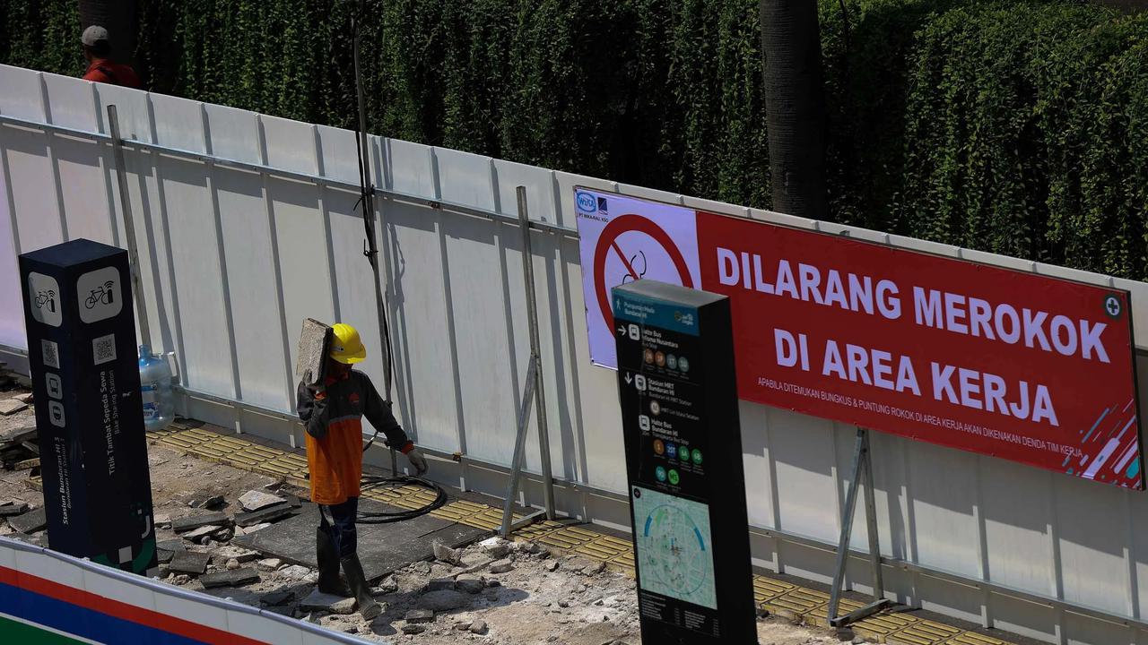 FOTO: Revitalisasi Stasiun MRT Bundaran HI Ubah Sementara Tata Trotoar Jalan Thamrin